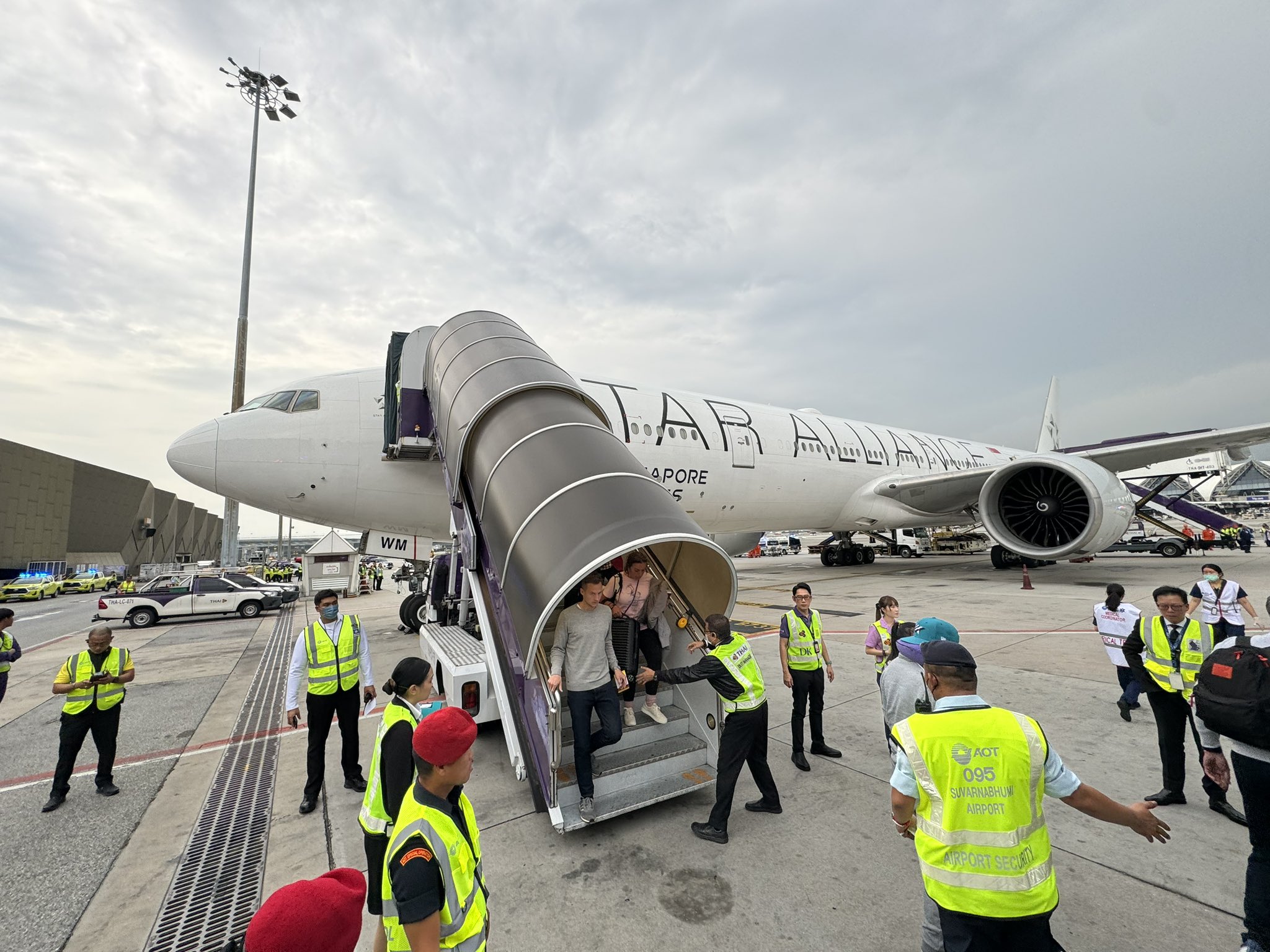 Passengers disembarking SQ321